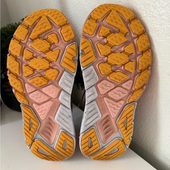 Hoka Arahi 6 Women's Coral and White Athletic Shoes - Picture 6 of 7